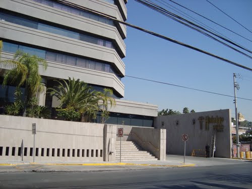 Entrada del Centro Médico Hidalgo sobre Av. Hidalgo, con escalinata y el letrero dorado en el muro